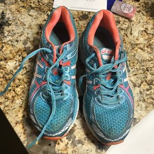 Oasics lightly worn tennis shoes 7.5